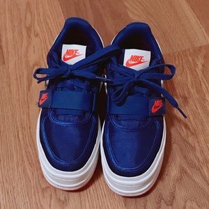 Nike Vandal 2k sneakers in size 6